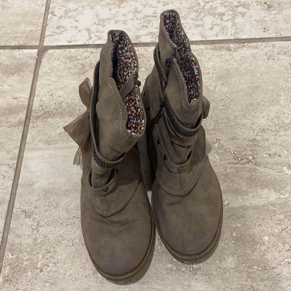 Boots size 3
